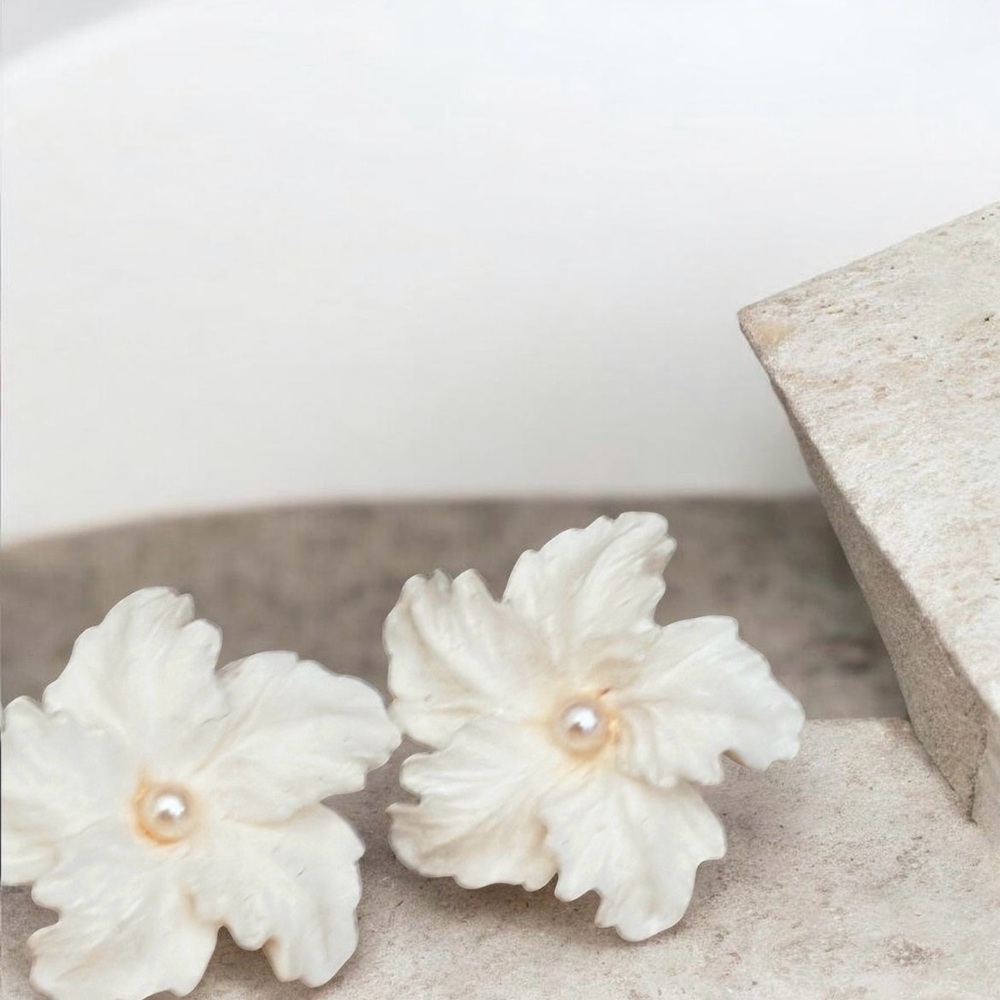 Vintage Avon White Poinsettia Pearl Center Clip On Floral Earrings Gold Tone NIB